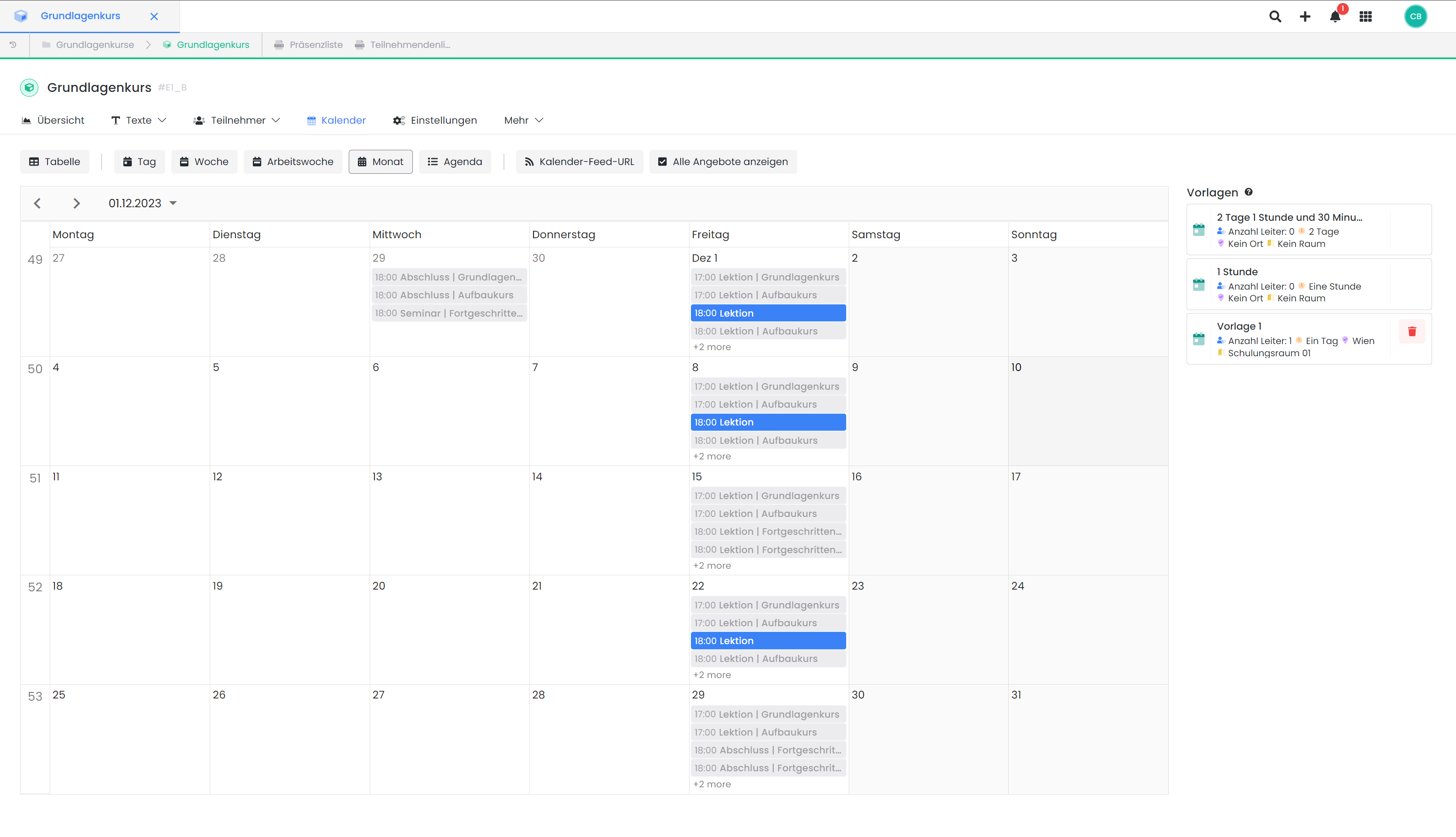 Dieses Bild zeigt die Kalenderansicht im Backend von edoobox, dem Online-Buchungssystem. Verschiedene Angebotstermine sind in einer Monatsansicht angeordnet. Es sind Terminvorlagen für die Kursdauer und -orte am rechten Rand zu sehen, die bei der Planung und Organisation von Kursen helfen können.