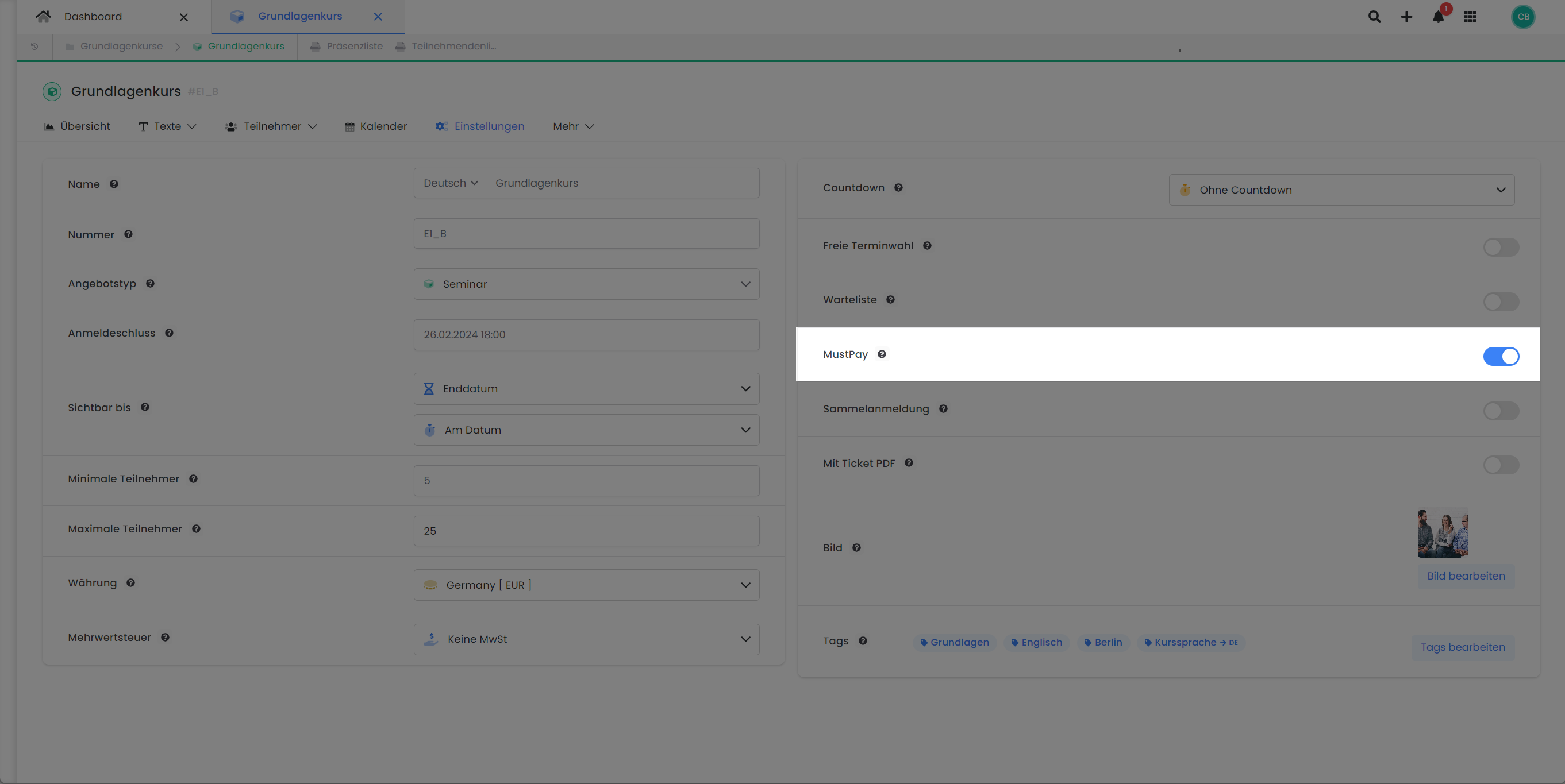 Dieser Screenshot zeigt die Benutzeroberfläche von edoobox, dem Online-Buchungssystem. Geöffnet sind die Angebotseinstellungen und hervorgehoben ist der Optionenschalter, mit dem MustPay aktiviert werden kann.
