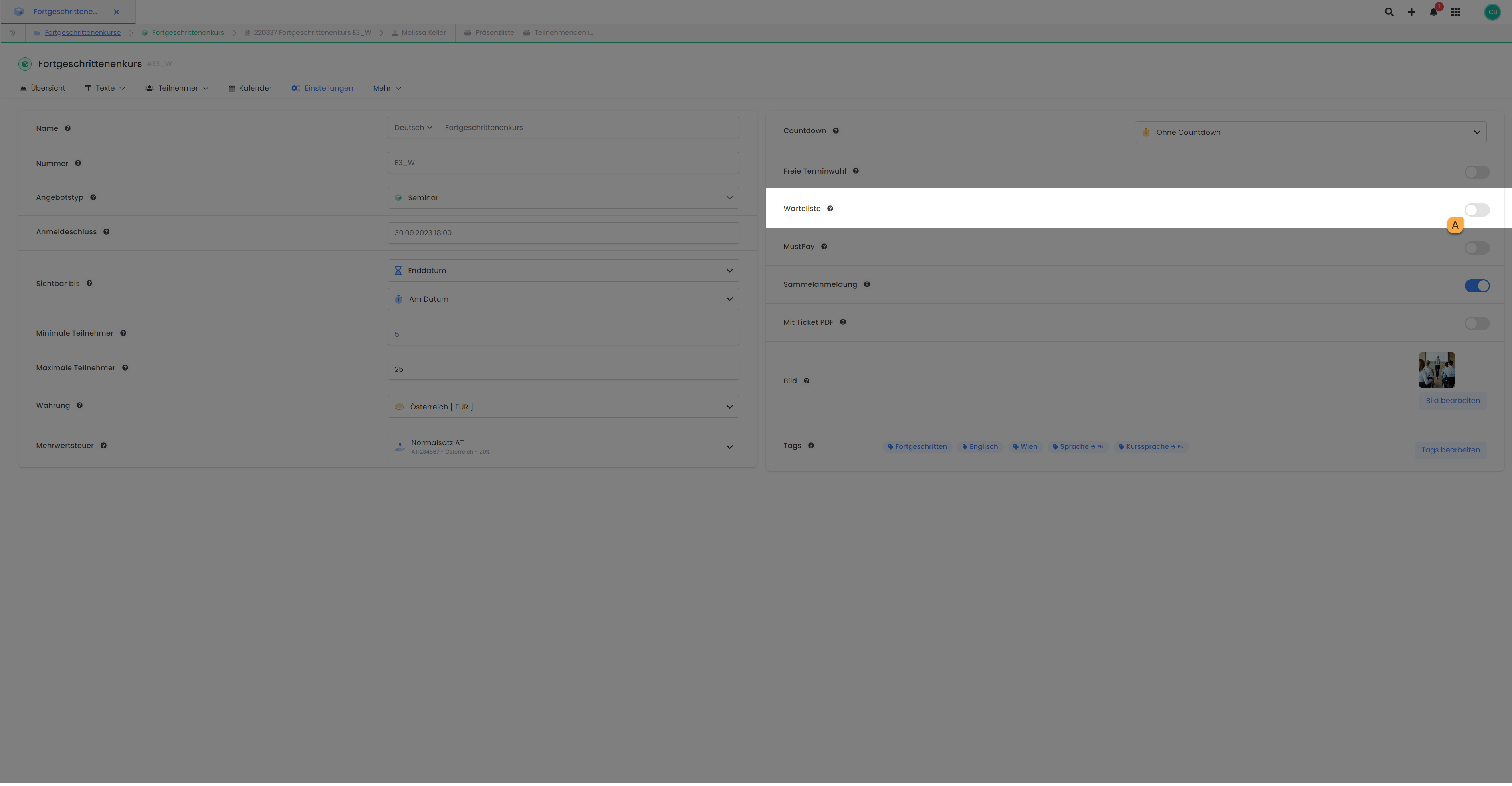 In diesem Bild wird die Benutzeroberfläche von edoobox gezeigt und die Angebotseinstellungen sind geöffnet und es ist herausgehoben, wo die Warteliste für ein Angebot aktiviert werden kann