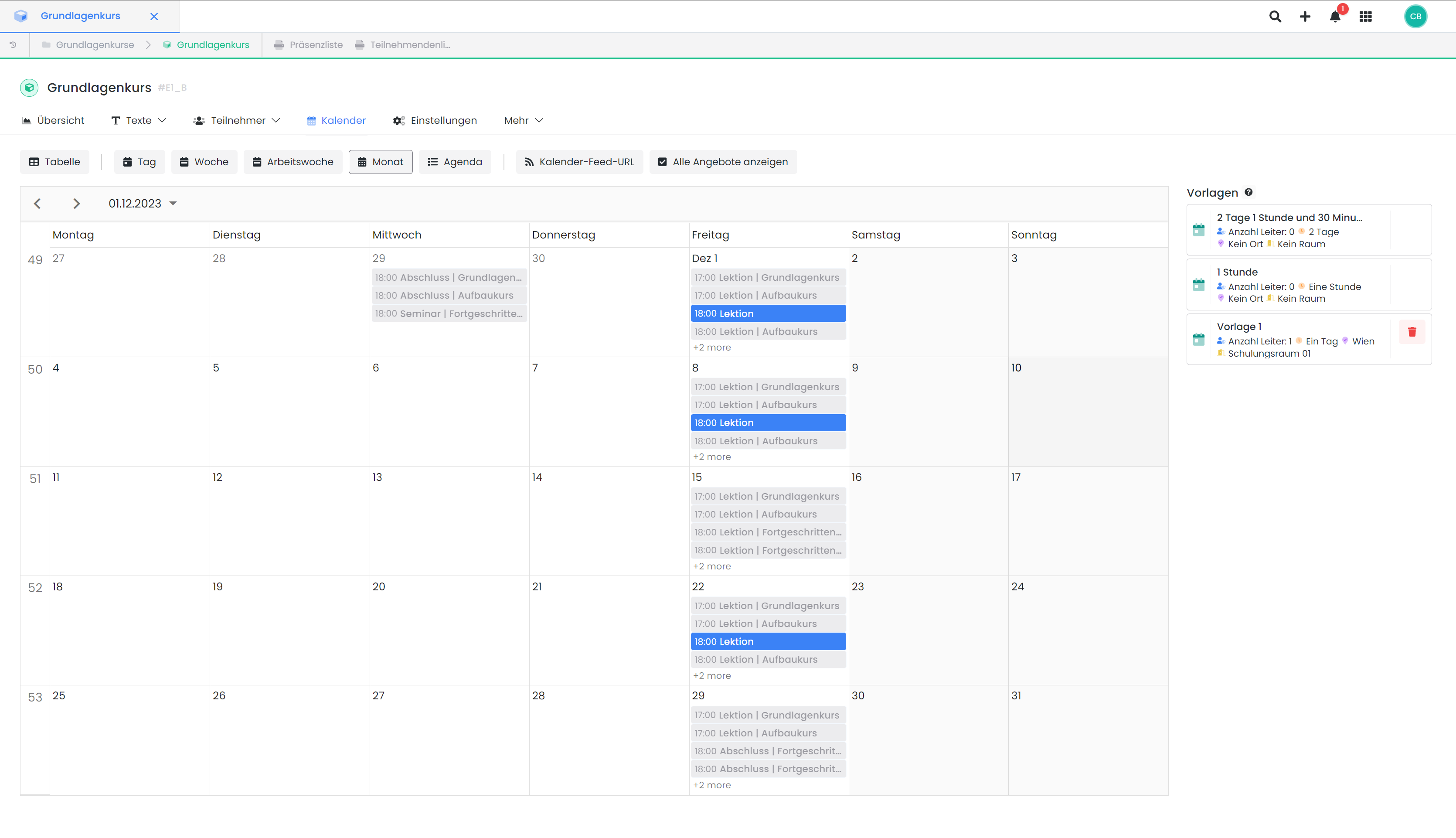 This image shows the calendar view in the backend of edoobox, the online booking system. Various course dates are arranged in a monthly view. There are appointment templates for the course duration and locations on the right-hand side, which can help with the planning and organization of courses.